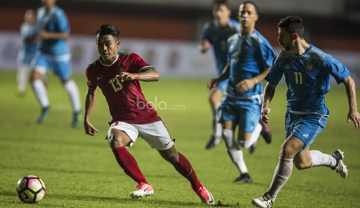 Gelandang Timnas Indonesia, Febri Hariyadi, melewati para pemain Puerto Rico saat laga persahabatan di Stadion Maguwoharjo, Sleman, Selasa (13/6/2017). Kedua negara bermain imbang 0-0.(Bola.com/Vitalis Yogi Trisna)