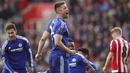 Para pemain Chelsea merayakan gol kemenangan yang dicetak Branislav Ivanovic ke gawang Southampton pada laga Liga Premier Inggris di Stadion St Mary, Sabtu (27/2/2016). Southampton takluk 1-2 dari Chelsea. (Reuters/John Sibley)