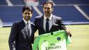CEO Paris Saint-Germain (PSG), Nasser Al-Khelaifi, bersama Gianluigi Buffon, saat diperkenalkan di Stadion Parc des Princes, Paris, Senin (9/7/2018). PSG resmi perkenalkan Gianluigi Buffon sebagai rekrutan baru. (AP/Jean-Francois Badias)