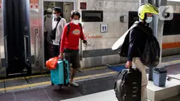 Pemudik tiba di Stasiun Senen, Jakarta, Minggu (23/5/2021). Plt Kepala Dinas Dukcapil DKI Budi Awaludin mencatat hingga hari Sabtu, 22 Mei 2021, atau sepekan arus balik Lebaran, jumlah warga yang tiba di Jakarta sudah mencapai angka 27.160 orang. (Liputan6.com/Johan Tallo)