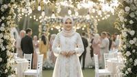 Gamis Batik Kombinasi Tule Brokat Warna Soft untuk Acara Akad. Gemini