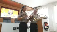 Karo Penmas Divisi Humas Polri Brigjen Dedi Prasetyo menggelar jumpa pers mengenai teroris, Senin (18/11/2019). (Liputan6.com/ Nanda Perdanaputra)
