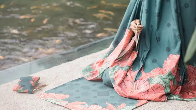 Koleksi Mukena Terbaru Saskara Tampilkan Motif Kembang Sepatu yang Punya Pesan Tersembunyi