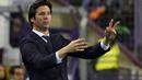 Ekspresi pelatih Real Madrid, Santiago Solari pada laga lanjutan La Liga yang berlangsung di Stadion Nuevo Jose Zorrilla, Valladolid, Senin (11/3). Real Madrid menang 4-1 atas Valladolid. (AFP/Cesar Manso)