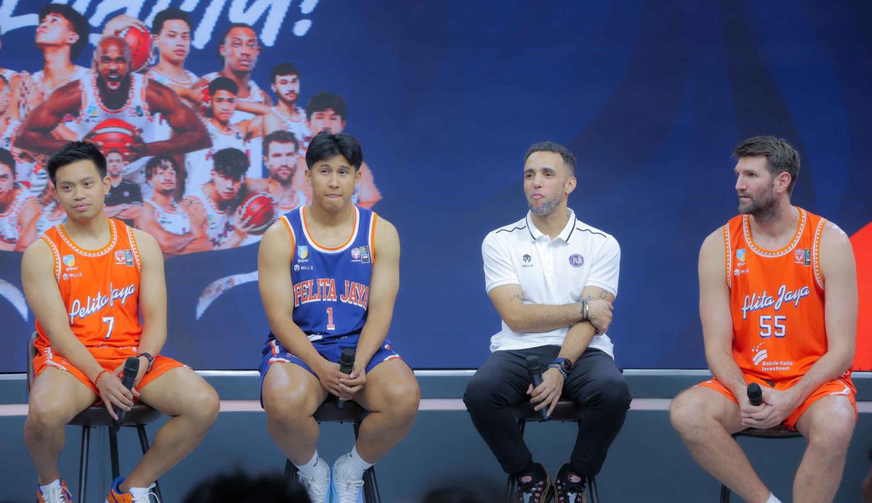 Mengusung tagline 'Nyalakan Pelitamu' Pelita Jaya Jakarta mengincar gelar juara kelima mereka pada gelaran IBL 2026 ini. Tampak dalam foto, pemain dan pelatih Pelita Jaya Jakarta saat mengikuti acara perkenalan skuad untuk mengarungi Indonesian Basketball League (IBL) 2026 di The Convergence Indonesia, Kuningan, Jakarta Selatan, Kamis (8/1/2026). (Bola.com/M Iqbal Ichsan)