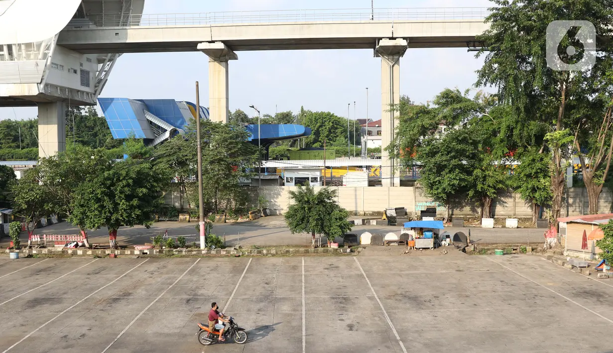 Pengendara motor melintasi Terminal Bus AKAP Kampung Rambutan, Jakarta, Kamis (7/5/2020). Meski Menhub Budi Karya Sumadi mengijinkan kembali seluruh moda transportasi beroperasi kembali namun aktivitas di terminal bus AKAP Kampung Rambutan masih terlihat kosong. (Liputan6.com/Helmi Fithriansyah)