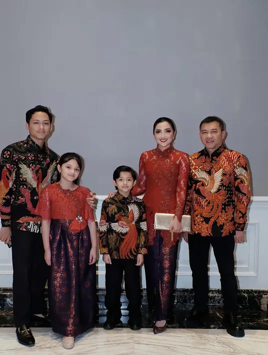 Arsy Hermansyah tak kalah cantik dengan perpaduan brukat dan kain yang sama dengan Ashanty. Hanya saja, busana Arsy dijadikan sebagai dress [@ashanty_ash]