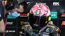 Helm yang didesain oleh Aldo Drudi ini begitu kental dengan aura perempuan. Pebalap juara dunia 9 kali ini memasukkan unsur feminim seperti grafis pita dan warna pink. (AFP/Andreas Solaro)