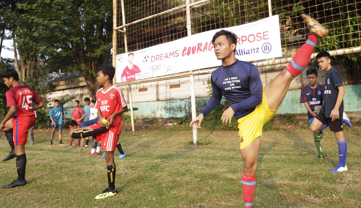 Sejumlah anak pemanasan saat mengikuti tes fisik program Allianz Explorer Camp 2019 di Lapangan PSPT Tebet, Jakarta, Sabtu (22/6). Nantinya akan ada pemenang yang diberangkatkan ke Singapura dan Munchen. (Bola.com/Vitalis Yogi Trisna)