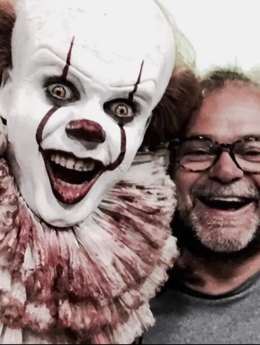 Selain menjiwai naskah dan watak tokoh Pennywise, Bill juga melengkapinya dengan tatapan tajam dan gestur-gestur aneh tak terduga. (Liputan6.com/IG/@billskarsgard_)