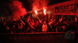 Beberapa suporter Liverpool menyalakan kembang api saat acara nonton bareng laga Manchester United vs Liverpool di Tanah Kusir, Jakarta (14/12/2014). (Liputan6.com/Helmi Fithriansyah)