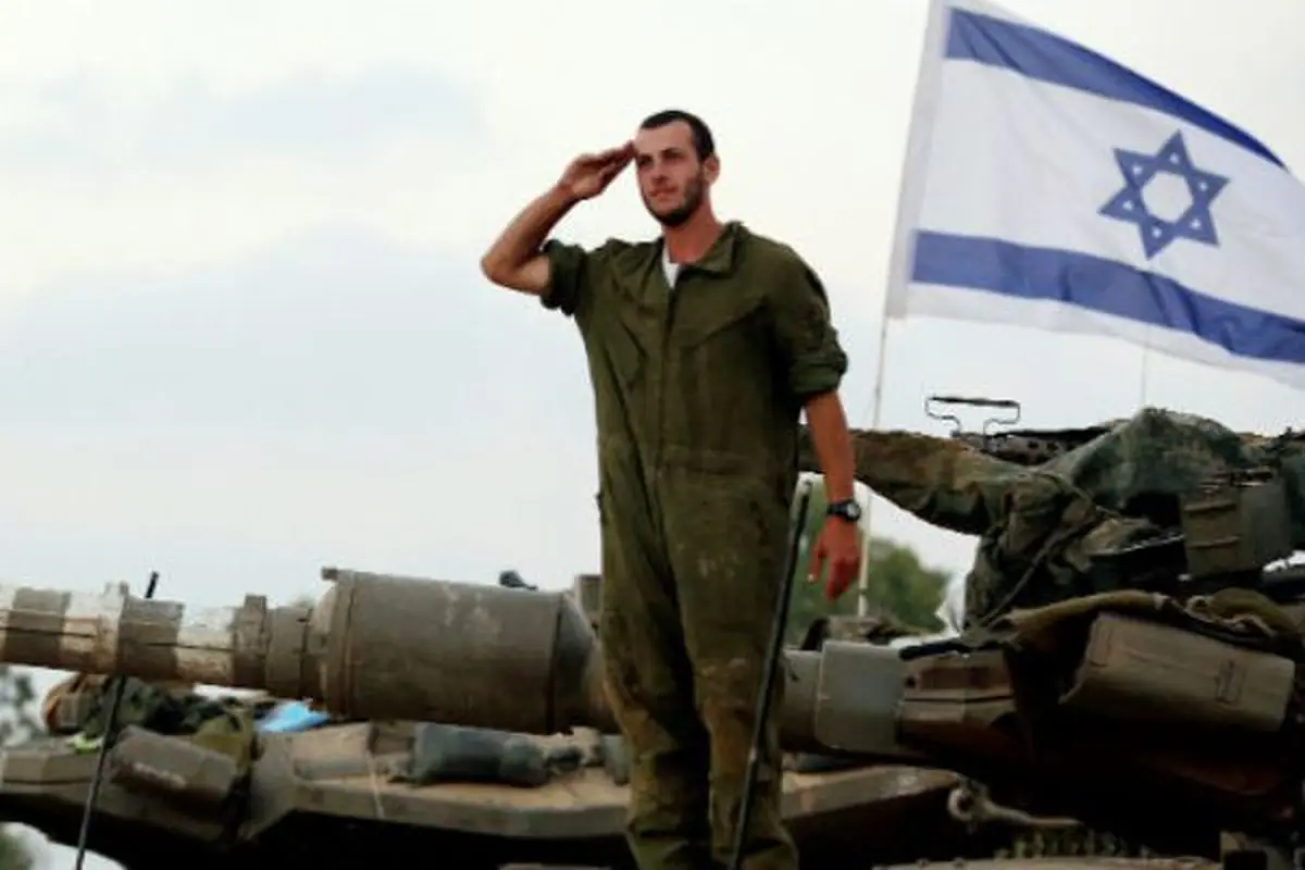 Tentara Israel Ini Bela Muslim yang Dilarang Salat di Tempat Umum