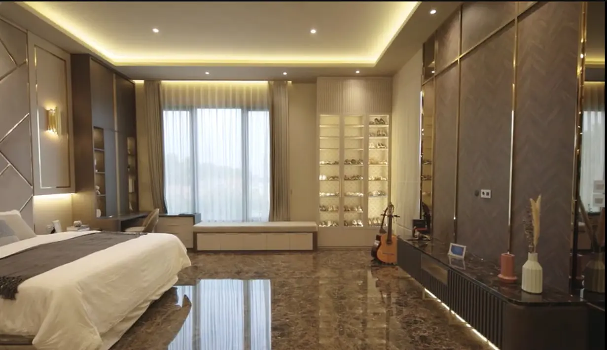 Dari video yang diunggah, hampir semua ruangan dibuat sangat mewah. Salah satu kamar tidur yang mirip seperti kamar hotel. [Youtube/DMC Architect &Interior Studio]