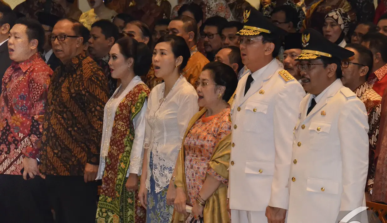 Lagu "Indonesia Raya" dinyanyikan jelang acara pelantikan Wakil Gubernur DKI Jakarta, Jakarta, Rabu (17/12/2014). (Liputan6.com/Herman Zakharia)