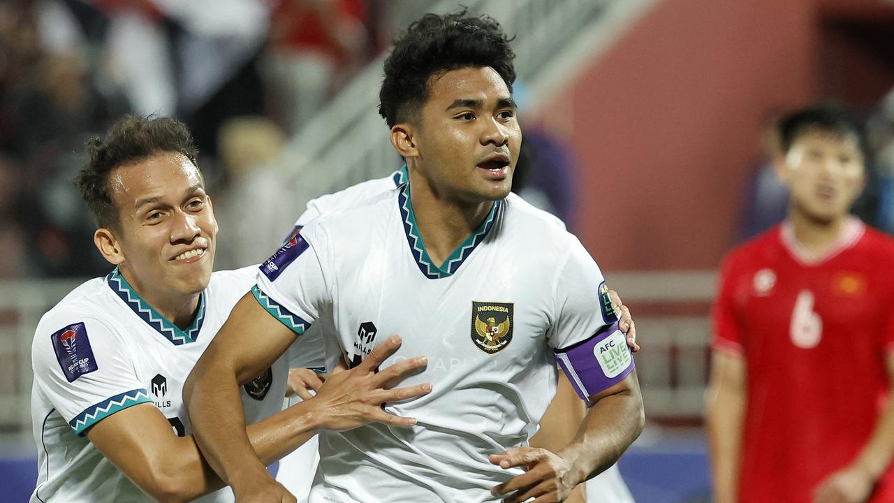 Kapten Timnas Indonesia, Asnawi Mangkualam, mencetak gol ke gawang Timnas Vietnam di Piala Asia 2023.