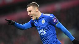 1. Jamie Vardy (Leicester City) - Striker andalan The Foxes ini sukses mencatatkan namanya sebagai top skor Liga Inggris pada musim 2019/2020. Pemain berusia 33 tahun itu berhasil mengemas 23 gol dari 35 laga. (AFP/Paul Ellis)