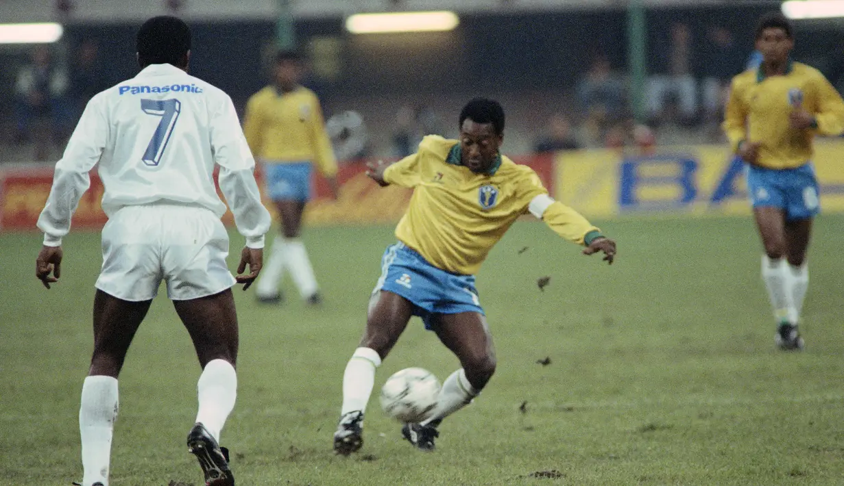 Pele. Striker Timnas Brasil yang pensiun pada 1977 ini mengoleksi 7 hattrick dari total 77 gol dalam 91 laga internasional. Hattrick pertamanya dibuat saat ia mencetak 3 gol ke gawang Prancis pada laga semifinal Piala Dunia 1958, 24 Juni 1958 yang berkesudahan 5-2. (AFP/Gerard Malie)