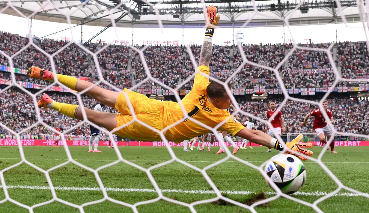 Kiper Inggris, Jordan Pickford gagal menghalau bola tendangan pemain Denmark, Morten Hjulmand yang berujung menjadi gol pada laga Grup C Euro 2024 di Frankfurt Arena, Frankfurt, Jerman, Jumat (21/06/2024) WIB. (AFP/Kirill Kudryavtsev)
