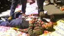 Wartawan melakukan aksi teatrikal tolak kekerasan jurnalis di depan Istana Merdeka, Jakarta, Kamis (26/9/2019). Mereka mengecam kekerasan terhadap jurnalis oleh kepolisian saat peliputan unjuk rasa di Gedung DPR. (Liputan6.com/Angga Yuniar)