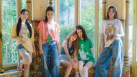ADOR, anak perusahaan HYBE, memperkenalkan satu girl group baru yang diberi nama Newjeans. (ADOR via Soompi).