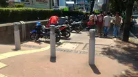 Trotoar kawasan jalan Sudirman masih digunakan sebagai tempat parkir