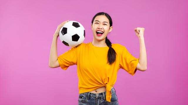 Pendapat Para Pria Tentang Perempuan yang Hobi Nonton Bola, Kira-Kira Seperti Apa Ya?