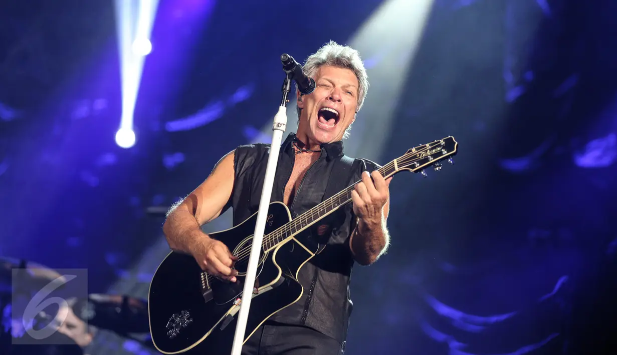 Aksi Bon Jovi di depan 40 ribu penonton yang memadati Stadion Utama Gelora Bung Karno (SUGBK), Jakarta, Jumat (11/9/2015). Bon Jovi membayar kerinduan penggemarnya di Indonesia dengan aksi yang memukau. (Liputan6.com/Faizal Fanani)