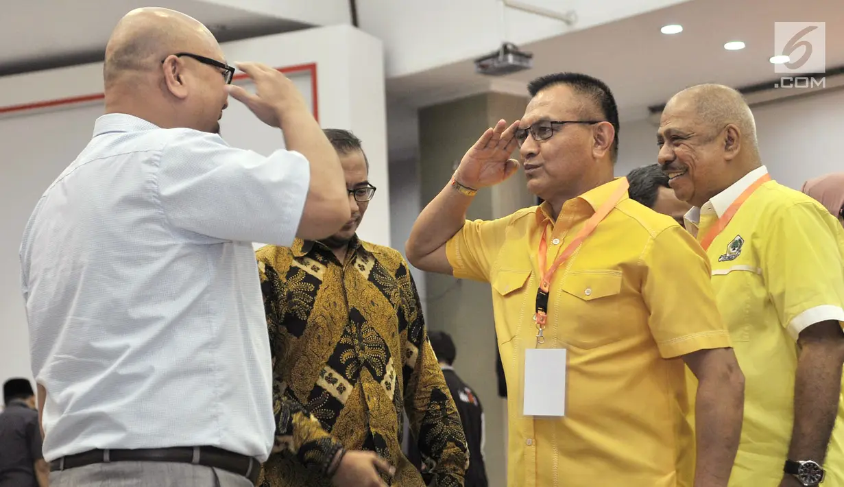Sekjen Partai Golkar Lodewijk Paulus memberi hormat kepada Komisioner KPU untuk menyerahkan berkas bakal caleg 2019 di Gedung KPU, Jakarta, Selasa (17/7). Partai Golkar daftarkan 575 bakal caleg. (Merdeka.com/Iqbal S Nugroho)