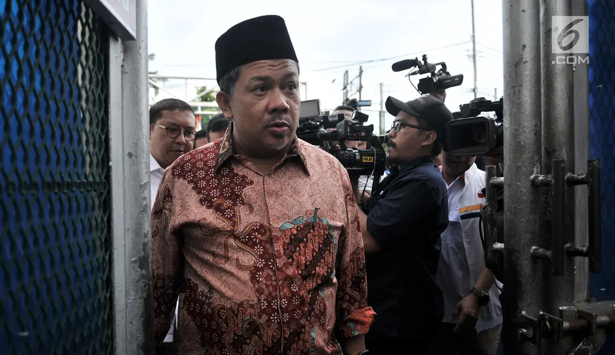 Wakil Ketua DPR Fadli Zon dan Fahri Hamzah tiba di Rutan Klas I Cipinang, Jakarta, Rabu (6/2). Selain menjenguk, Fadli Zon dan Fahri mempertanyakan rencana pemindahan Ahmad Dhani ke Surabaya guna menjalani persidangan. (Merdeka.com/Iqbal S. Nugroho)