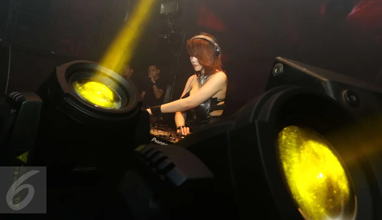Aksi panggung DJ Butterfly saat menghibur penonton di Lantai dansa Colosseum Jakarta, Rabu (8/3). Selama berkarir sebagai disc jockey, FDJ Butterfly ternyata sudah 4 tahun tinggal di Indonesia. (Liputan6.com/Helmi Afandi)