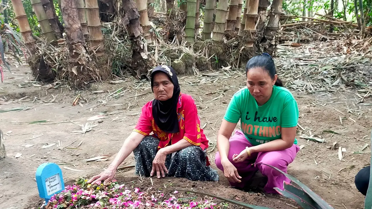 Ibu Vicky Justin (baju hijau) dan nenek Vicky Justin (merah) berdoa dimakan sang anak (Istimewa).
