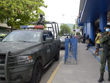 Tentara Angkatan Darat Meksiko memeriksa daerah pembunuhan jurnalis Meksiko Nelson Mateus di kota peristirahatan Acapulco, negara bagian Guerrero, Meksiko, 15 Juli 2023. (AFP/FRANCISCO ROBLES)