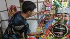 Penjual merapikan parcel untuk di jual di Kawasan CIkini, Jakarta, Selasa (27/4/2021). Permintaan parcel menjelang Idul Fitri 1442 Hijriah mulai meningkat dengan harga bervariasi Rp300 ribu hingga Rp 3 juta per unit tergantung isi parcel, ukuran, dan model. (Liputan6.com/Faizal Fanani)