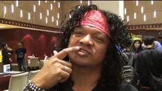 Memiliki rambut panjang memang menjadi ciri khas seorang rocker tak terkecuali Candil.Rocker bersuara tinggi mantan personil seurieus tapi siapa sangka rambut panjangnya sepat membuat ia gelagapan waktu menyanyi wah mau kan ceritanya yuk langsung aja...