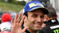 Senyum bahagia pembalap Yamaha Tech 3, Johann Zarco usai merebut pole position kualifikasi MotoGP Jepang 2017 di Twin Ring Motegi, Sabtu (14/10/2017). (Toshifumi KITAMURA / AFP)