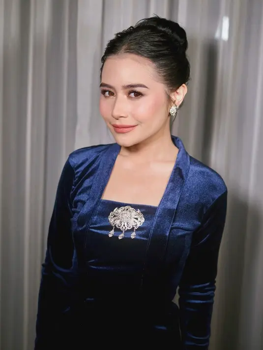 Semakin cantik, Prilly Latuconsina dimakeup flawless. [Foto: Instagram/prillylatuconsina96]