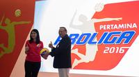 Vice President Corporate Communication Pertamina, Wianda Pusponegoro (kiri), dan Wakil Ketua Umum PP PBVSI, Djoko Sardono, dalam acara konferensi pers Kick Off Pertamina Proliga 2016 di Jakarta, Rabu (10/2/2016). (Bola.com/Vitalis Yogi Trisna)  