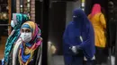 Orang-orang menunggu dalam antrean mengambil makan Halal gratis untuk Iftar selama bulan suci Ramadan di depan Masjid di masjid Taqwa di lingkungan Bedford-Stuyvesant di wilayah Brooklyn di New York (14/5/2020). (Stephanie Keith/Getty Images/AFP)