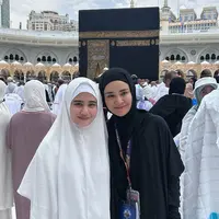 Intip tampil wajah kembar Tissa Biani dan Michelle Ziudith saat Umroh bareng (@tissabiani)