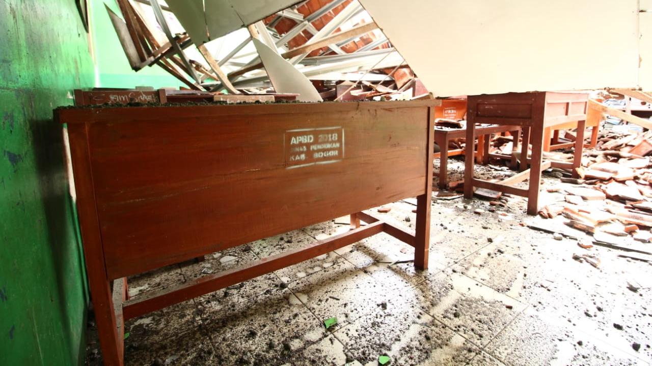 Sekolah yang gentingnya roboh di Bogor (Liputan6.com/Achmad Sudarno)