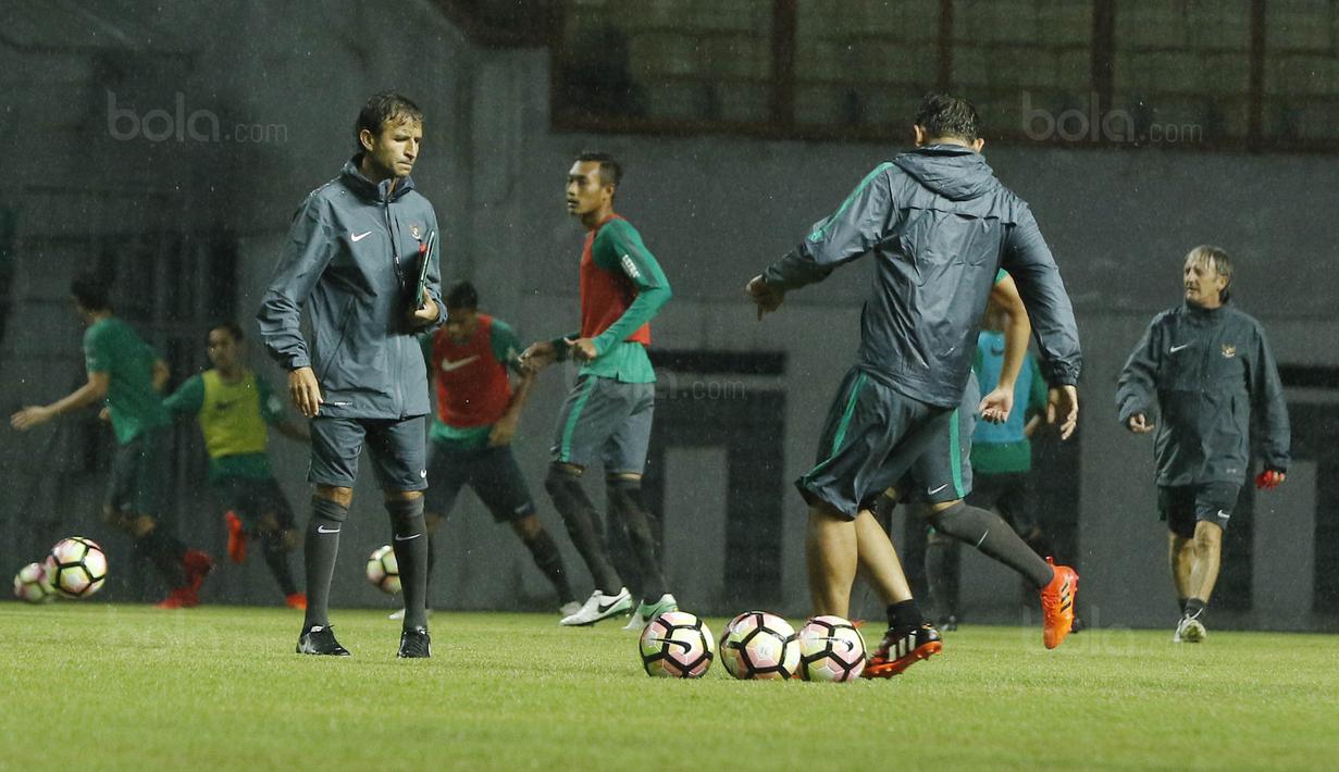 Pelatih Timnas U-23, Luis Milla, memimpin latihan di Stadion Wibawa Mukti, Cikarang, Selasa (14/11/2017). Timnas Indonesia U-23 akan menjalani laga uji coba kontra Suriah U-23 pada Kamis (16/11/2017). (Bola.com/ M Iqbal Ichsan)