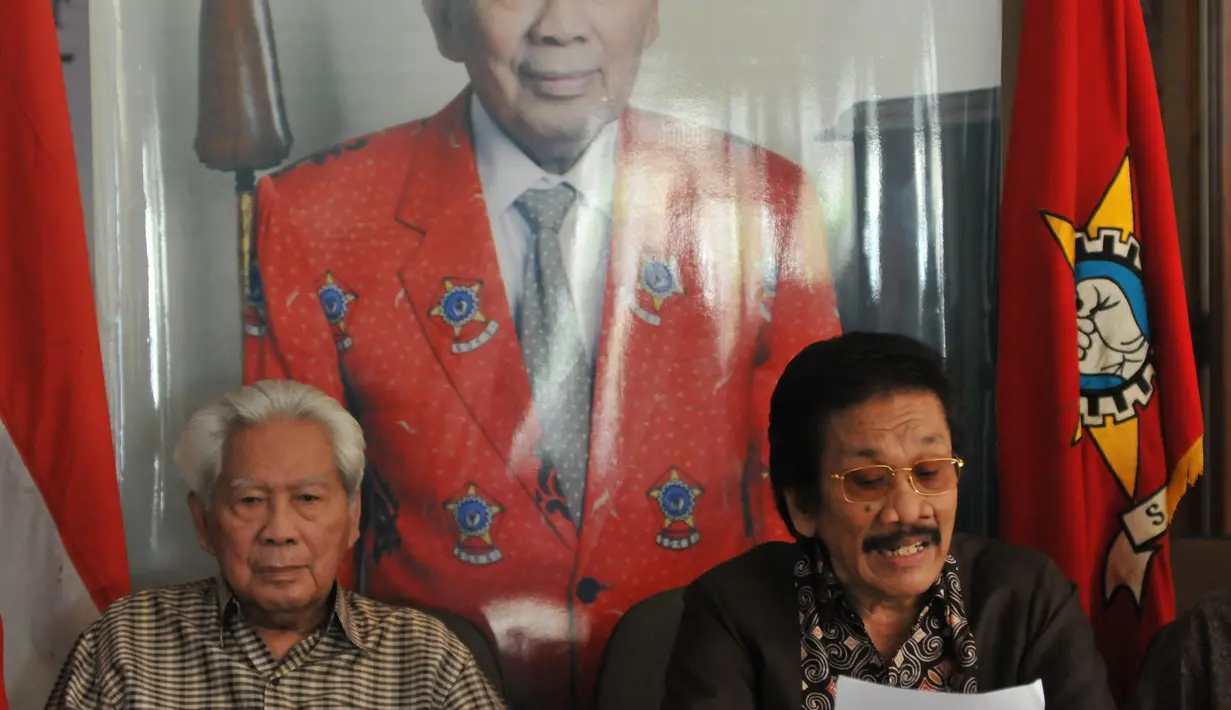 Suhardiman dan Ketua Pusat Koordinator Eksponen Ormas Tri Karya Golkar (EO-TKG) Zainal Bintang mengatakan penundaan Munas Golkar bertentangan dengan AD/ART Golkar, Jakarta, Selasa (2/9/2014) (Liputan6.com/Johan Tallo)