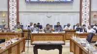 Rapat Kerja antara Badan Legislasi DPR RI dan Pemerintah ini turut dihadiri oleh Menteri Koordinator Bidang Perekonomian Airlangga Hartarto, Menteri Koordinator Bidang Politik, Hukum, dan Keamanan, Mahfud MD, serta Menteri Hukum dan Hak Asasi Manusia, Yasonna Laoly, di Ruang rapat Badan Legislasi DPR RI, Jakarta, Rabu (15/2). Pemerintah melalui Kementerian Ketenagakerjaan mengapresiasi atas langkah yang dilakukan oleh Badan Legislasi DPR RI yang telah menyepakati RUU Penetapan Perppu Cipta Kerja Menjadi Undang-Undang. (Dok. Kemnaker)