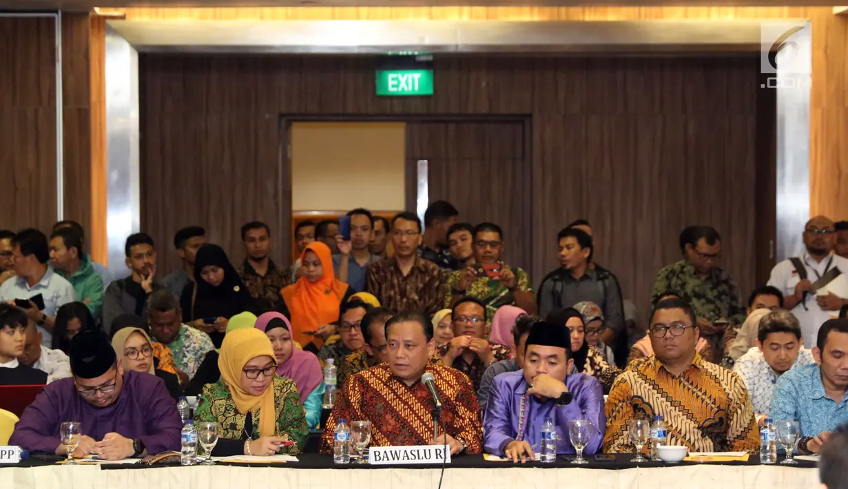 Ketua Bawaslu RI, Abhan (tengah) menyampaikan pandangan saat rapat pleno Rekapitulasi Daftar Pemilih Tetap Hasil Perbaikan (DPTHP) 2 di Jakarta, Kamis (15/11). Rapat dihadiri perwakilan partai politik peserta Pemilu 2019. (Liputan6.com/Helmi Fithriansyah)