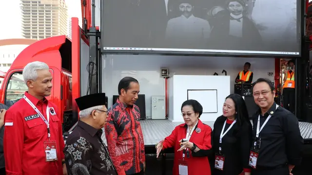 Ketua Umum PDIP Megawati Soekarnoputri, bersama putranya Prananda Prabowo dan putrinya Puan Maharani