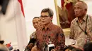 Plt Wakil Ketua KPK, Johan Budi (tengah) saat memberikan keterangan kepada wartawan di Istana Merdeka, Jakarta, Jumat (27/2/2015). Pertemuan ini membahas tentang perkembangan KPK sejak dilantiknya Pimpinan KPK Sementara. (Liputan6.com/Faizal Fanani)