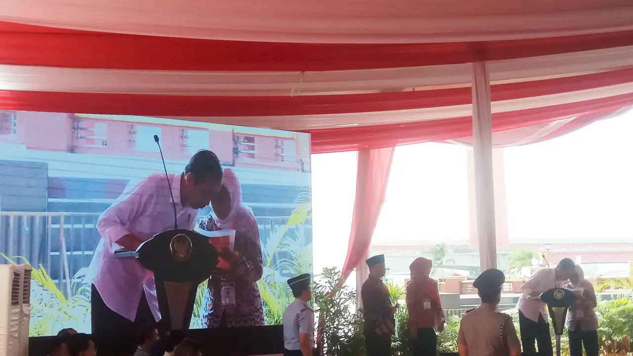 Nenek 76 Tahun Asal Palembang Bisikkan Permintaan Khusus ke Jokowi