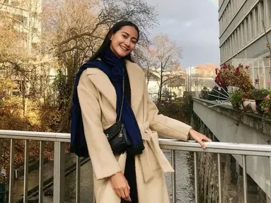 Raden Roro Ayu Maulida Putri atau lebih dikenal dengan Ayu Maulida memang selalu tampil menawan. Berlibur ke Zurich, Swiss, ia tampil dengan setelan musim dingin. Outer berwarna krim dan syal biru gelap melengkapi penampilannya dengan pakaian berwarna hitam. (Liputan6.com/IG/@ayumaulida97)