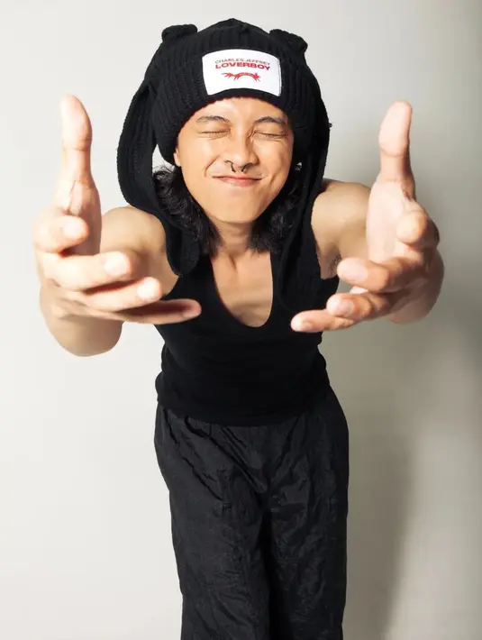 Bisma dkk mengusung konsep maskulin dengan look ala Korea. Ia juga mengenakan topi yang unik dan curi perhatian. [Instagram @smash_ina]