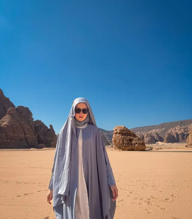 7 Potret Kimberly Ryder pakai hijab syari di Al Ula, pancarkan pesona anggun dan elegan